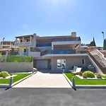 Alykes - Prv Jacuzzi Apartmán *